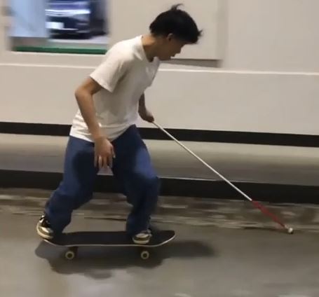 動画 盲目でもスケボーがやりたい 日本人スケーターが海外で話題 ひよコスモ