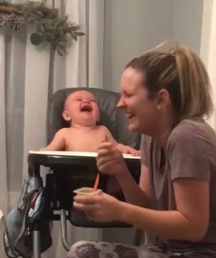 動画 クシャミがツボの赤ちゃん大爆笑 全員釣られ笑いｗ 見てると幸せになれるほっこりムービー ひよコスモ